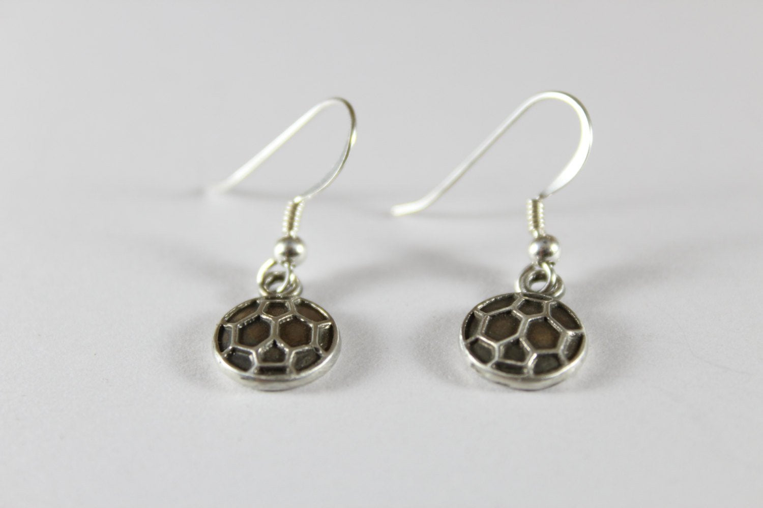 Boucles d’oreilles de ballon de football en argent sterling, boucles d’oreilles pendantes de football, bijoux de football, cadeau de joueur de football